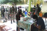 Suasana pengambilan rapid test anggota Lanal Maumere, Jumat (17/4) (foto: istimewa)