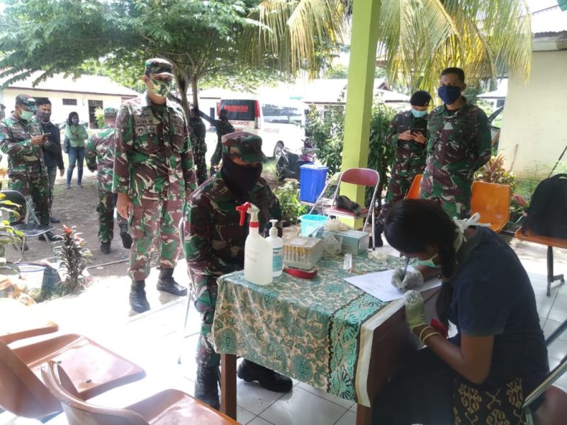 Suasana pengambilan rapid test anggota Lanal Maumere, Jumat (17/4) (foto: istimewa)