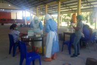 Suasana rapid test kedua di Rujab Bupati Sikka di Jalan Eltari, Sabtu (18/4) (foto: istimewa)