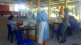 Suasana rapid test kedua di Rujab Bupati Sikka di Jalan Eltari, Sabtu (18/4) (foto: istimewa)