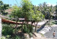 Kondisi jembatan gantung yang putus, Senin (20/4)