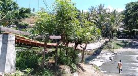 Kondisi jembatan gantung yang putus, Senin (20/4)