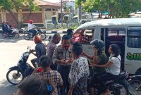 Suasana aksi solidaritas bagi-bagi masker di Jalan Ahmad Yani, depan Mapolres Sikka, Senin (20/4)