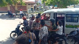 Suasana aksi solidaritas bagi-bagi masker di Jalan Ahmad Yani, depan Mapolres Sikka, Senin (20/4)