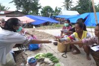 Anggota IDI Sikka membagikan masker kain di Pasar Nita, Kamis (23/4)