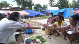 Anggota IDI Sikka membagikan masker kain di Pasar Nita, Kamis (23/4)