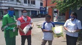 Penyaluran sembako dari PT Elnusa Petrofin Maumere, Kamis (23/4)