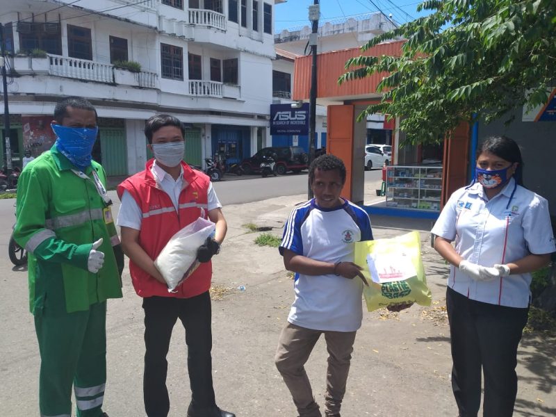 Penyaluran sembako dari PT Elnusa Petrofin Maumere, Kamis (23/4)