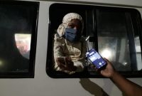 Seorang warga karantina yang divonis terindikasi Covid 19, sebelum dibawa ke ruang isolasi, Kamis (23/4) malam