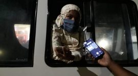 Seorang warga karantina yang divonis terindikasi Covid 19, sebelum dibawa ke ruang isolasi, Kamis (23/4) malam