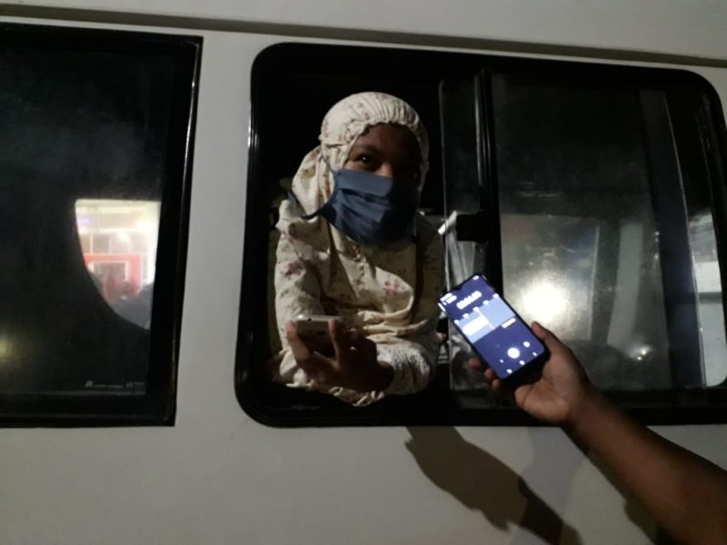 Seorang warga karantina yang divonis terindikasi Covid 19, sebelum dibawa ke ruang isolasi, Kamis (23/4) malam