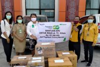 Penyerahan bantuan APD medis dari Pegadaian Maumere, Senin (27/4)