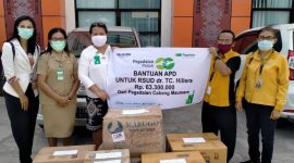 Penyerahan bantuan APD medis dari Pegadaian Maumere, Senin (27/4)