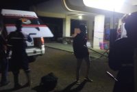 Petugas PMI Sikka sedang menyemprot antiseptik, Senin (27/4) malam, di Kantor Dinas Kebudayaan dan Pariwisata Sikka (foto: istimewa)