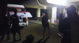 Petugas PMI Sikka sedang menyemprot antiseptik, Senin (27/4) malam, di Kantor Dinas Kebudayaan dan Pariwisata Sikka (foto: istimewa)