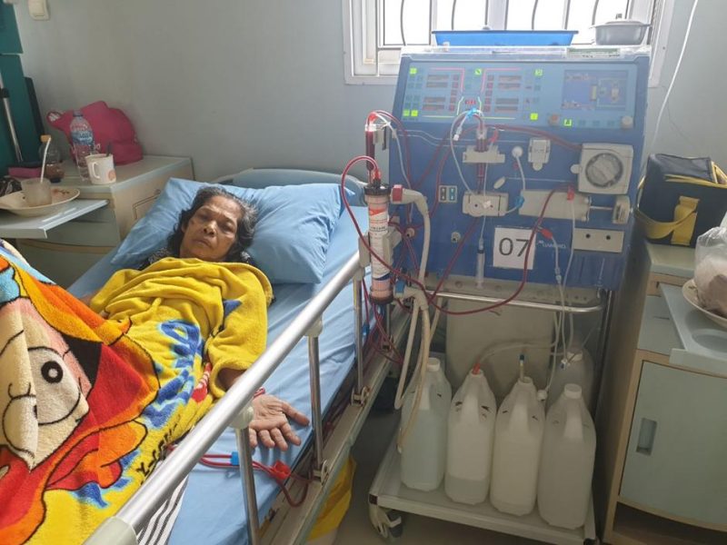 Epimia Sukarmi, penderita gagal ginjal yang sedang menjalani cuci darah di RSUD TC Hillers Maumere (istimewa)