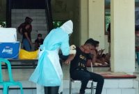 Suasana rapid test ketiga di lokasi karantina terpusat di Dinas Kebudayaan dan Pariwisata Sikka, Sabtu (2/5)