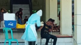 Suasana rapid test ketiga di lokasi karantina terpusat di Dinas Kebudayaan dan Pariwisata Sikka, Sabtu (2/5)