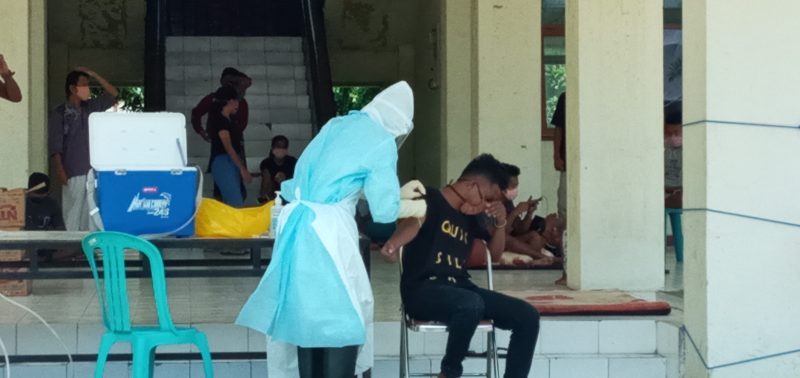 Suasana rapid test ketiga di lokasi karantina terpusat di Dinas Kebudayaan dan Pariwisata Sikka, Sabtu (2/5)