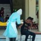 Suasana rapid test ketiga di lokasi karantina terpusat di Dinas Kebudayaan dan Pariwisata Sikka, Sabtu (2/5)