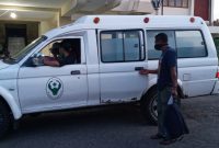 Stephanus Harly bersiap naik ke ambulance untuk pulang ke rumah, Minggu (3/5)