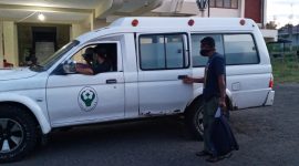 Stephanus Harly bersiap naik ke ambulance untuk pulang ke rumah, Minggu (3/5)