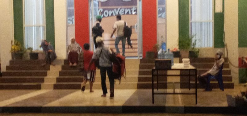 Tiga orang yang reaktif masuk ke Gedung SCC, Minggu (3/5)