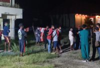 Puluhan eks penumpang KM Lambelu di Kantor Dinas Budpar Sikka, Minggu (3/5)