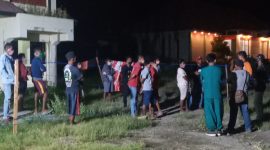 Puluhan eks penumpang KM Lambelu di Kantor Dinas Budpar Sikka, Minggu (3/5)