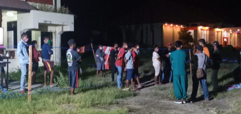 Puluhan eks penumpang KM Lambelu di Kantor Dinas Budpar Sikka, Minggu (3/5)