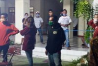 Eks penumpang KM Lambelu dari Desa Wailamung tiba di Kantor Dinas Budpar, Minggu (3/5)