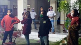 Eks penumpang KM Lambelu dari Desa Wailamung tiba di Kantor Dinas Budpar, Minggu (3/5)