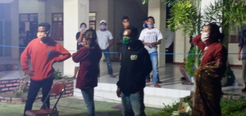 Eks penumpang KM Lambelu dari Desa Wailamung tiba di Kantor Dinas Budpar, Minggu (3/5)