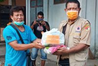 Penyerahan bantuan sembako untuk relawan PMI, Tagana, dan BPBD, Senin (4/5)