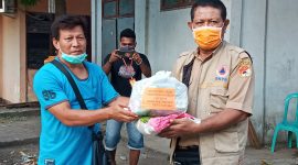 Penyerahan bantuan sembako untuk relawan PMI, Tagana, dan BPBD, Senin (4/5)