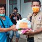 Penyerahan bantuan sembako untuk relawan PMI, Tagana, dan BPBD, Senin (4/5)