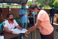 Warga non reaktif asal Nele Urung menerima surat keterangan selesai masa karantina mandiri, Selasa (5/5)
