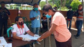 Warga non reaktif asal Nele Urung menerima surat keterangan selesai masa karantina mandiri, Selasa (5/5)