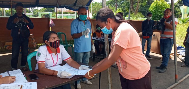 Warga non reaktif asal Nele Urung menerima surat keterangan selesai masa karantina mandiri, Selasa (5/5)
