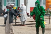 HZ disemprot antiseptik sebelum masuk ke Gedung SCC, Selasa (5/5)