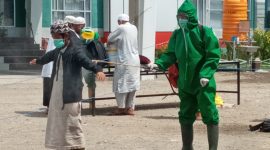 HZ disemprot antiseptik sebelum masuk ke Gedung SCC, Selasa (5/5)