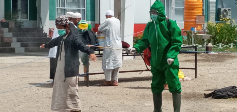 HZ disemprot antiseptik sebelum masuk ke Gedung SCC, Selasa (5/5)