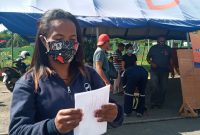 Maria Elvinsia Oktaviani bersiap keluar dari lokasi karantinaz Selasa (5/5)