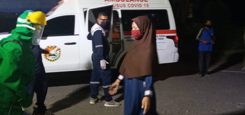 Eks penumpang Lambelu dipindahkan dari ruang isolasi ke Kantor Dinas Budpar Sikka, Selasa (5/5) malam
