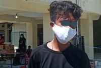 DT berada di halaman lokasi karantina di Kantor Dinas Budpar, Kamis (7/5)