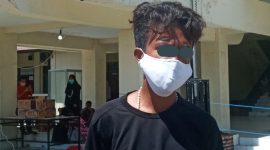 DT berada di halaman lokasi karantina di Kantor Dinas Budpar, Kamis (7/5)