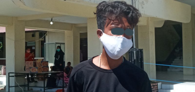 DT berada di halaman lokasi karantina di Kantor Dinas Budpar, Kamis (7/5)