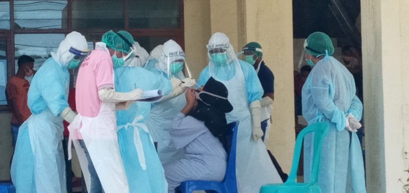 Suasana pengambilan swab di Maumere, Kamis (7/5)