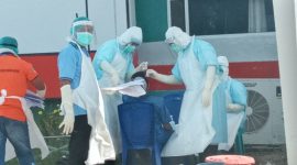 Suasana pengambilan swab di Maumere, Kamis (7/5)
