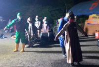 Proses evakuasi 18 santri ke lokasi karantina di Kantor Dinas Budpar Sikka, Minggu (10/5) malam